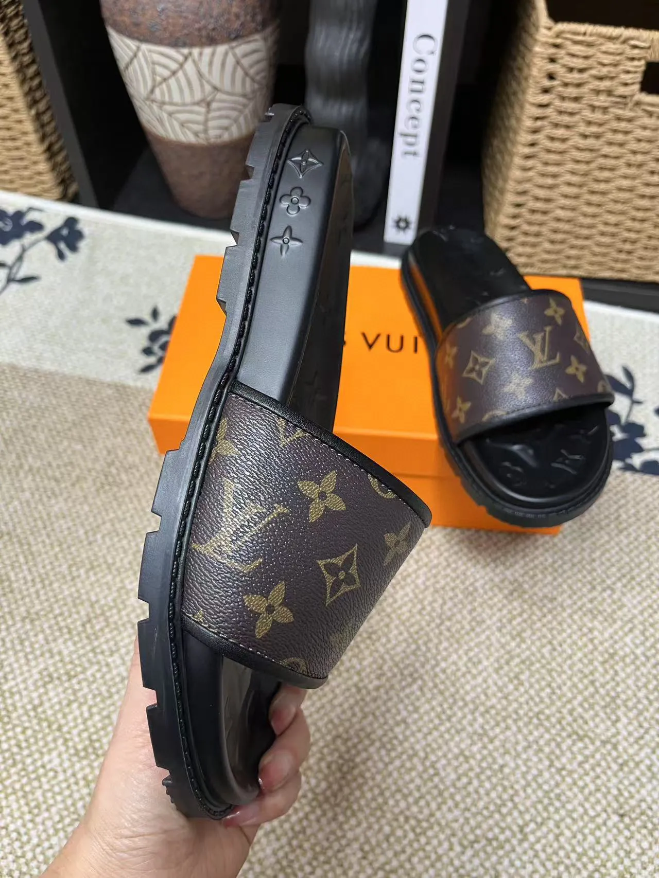 P270🏆Louis Vuitton 🏆[Louis Vuitton] Spring/Summer 2025 [Men's Flip Flops] 🎯🎯As an active family in the fashion industry ⭐ Lv is characterized by bold innovation ⚡Create this casual business style for Chinese fashionable men ✨The fabric is made of imported high-grade cowhide 🔥 Clean and neat ⚡Fashionable and elegant🌹Breathable, sweat-absorbent and deodorant👈So luxurious, high-end and domineering. 👍Must be sold if you repost the picture. Number of yards: 38--46. Color: 🎉 For large quantities. Welcome to repost.